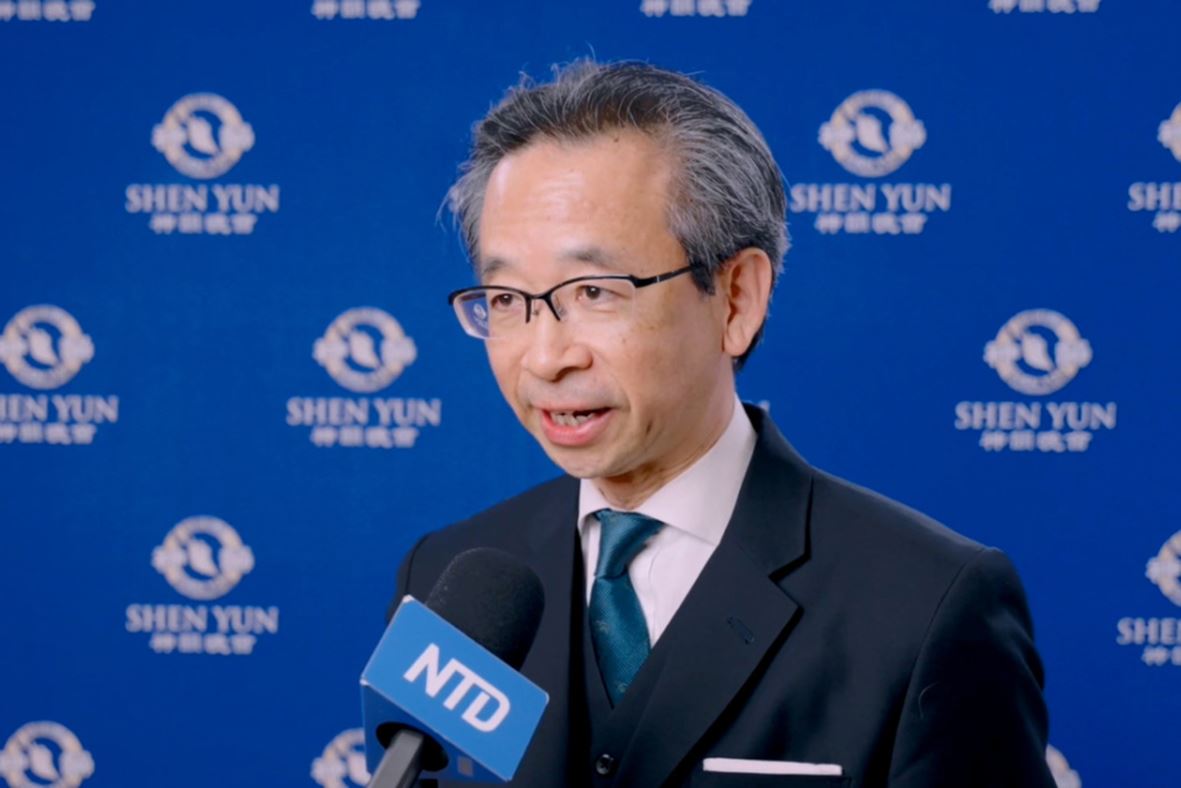 '图8:二零二五年四月一日晚,驻多伦多台北经济文化办事处处长梁毅鹏在多伦多欣赏了神韵演出。(新唐人电视台)'