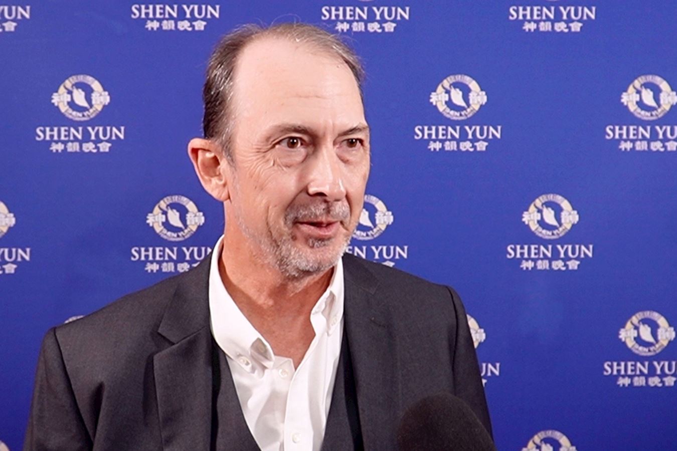 '图12:二零二五年一月十八日晚,美国老兵、一家医疗护理中心区域维修经理罗伯特·亚当斯(Robert Adams),在美国圣彼得斯堡观赏神韵后表示,自己想了解法轮大法,并希望后代也来了解法轮大法。(新唐人电视台)'