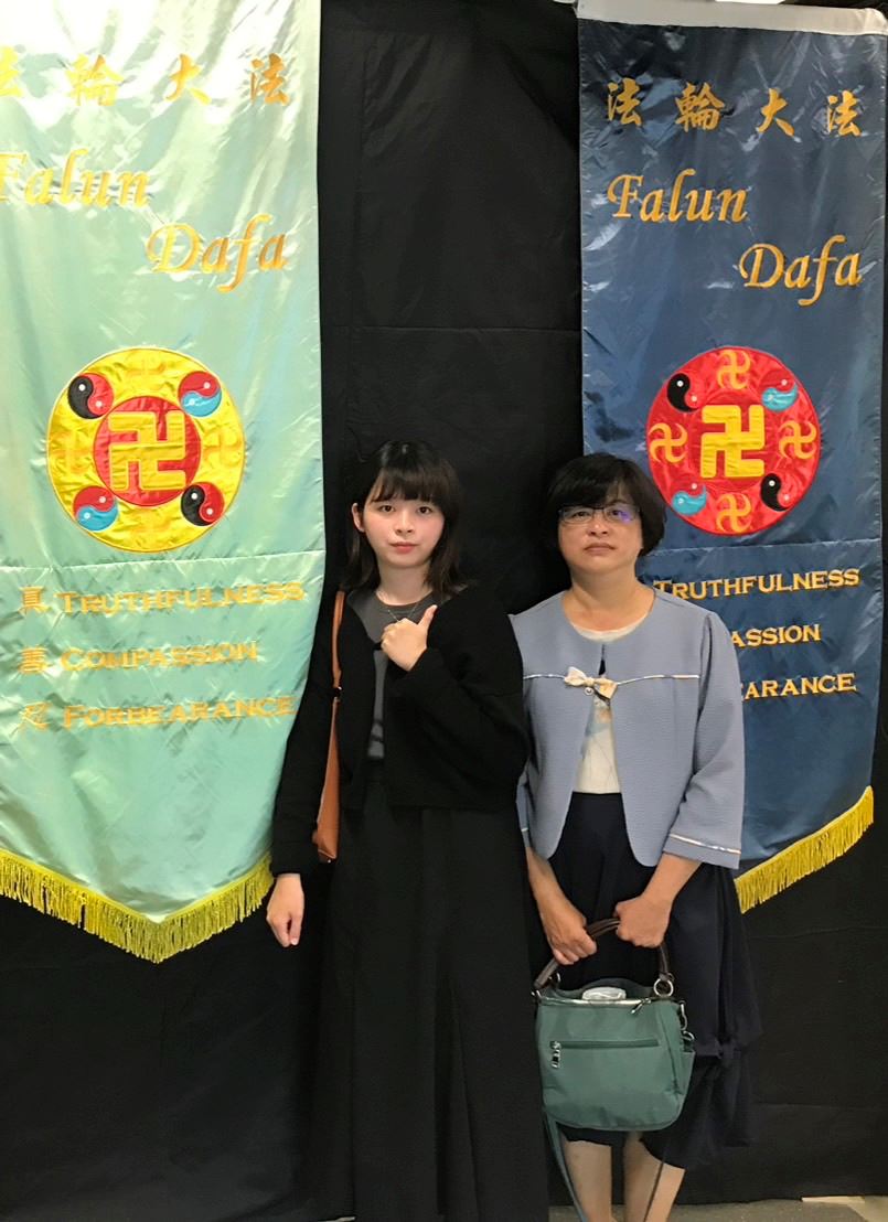 '图1:子瑀和母亲一起参加法轮大法修炼心得交流会。'