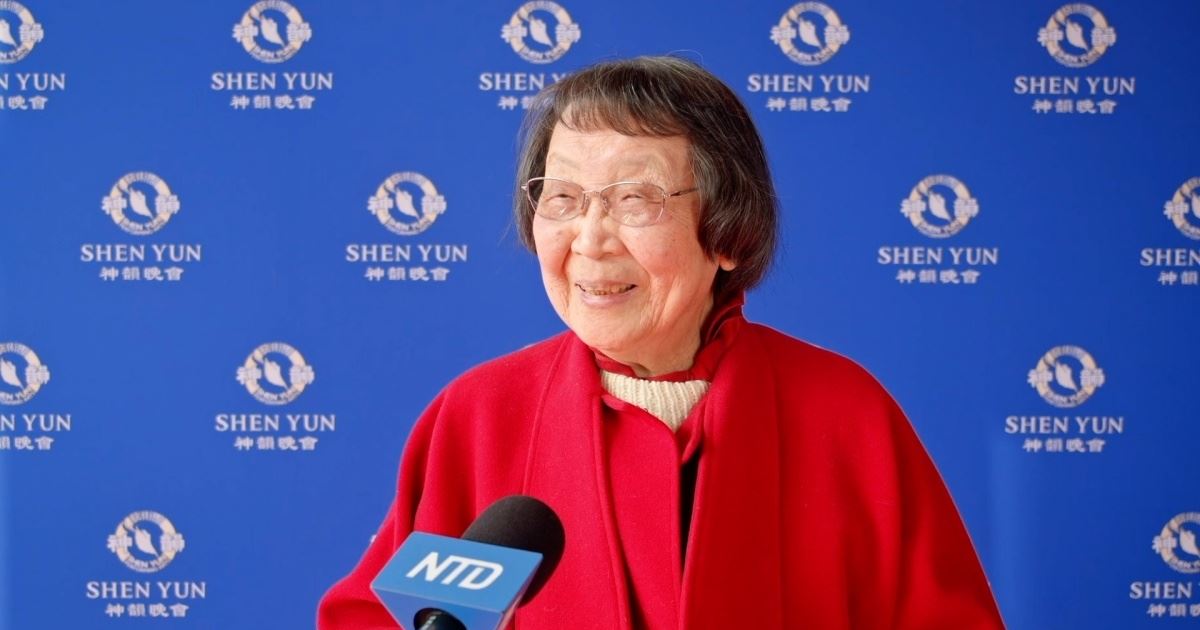 '图2:二零二五年四月三日,中国著名文学家、民国大师梁实秋的三女儿梁文蔷,在西雅图市观赏了神韵演出。(新唐人电视台)'