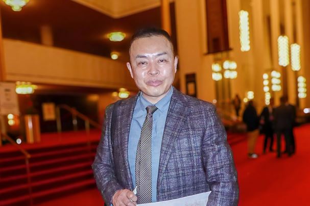 '图5:二零二五年二月二十六日晚,前大陆新闻人赵兰健在华盛顿DC的肯尼迪艺术中心观赏了神韵演出。(大纪元)'