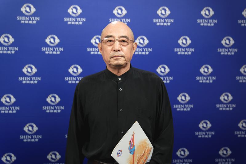 '图6:二零二五年二月二十七日下午,旅澳法学家袁红冰教授在悉尼观赏了神韵演出。(新唐人电视台)'