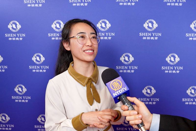 '图7:二零二五年二月二十六日晚,在荷兰格罗宁根大学攻读生物医学博士学位的大陆留学生刘谚哲,在格罗宁根再次观赏了神韵演出。(新唐人电视台)'