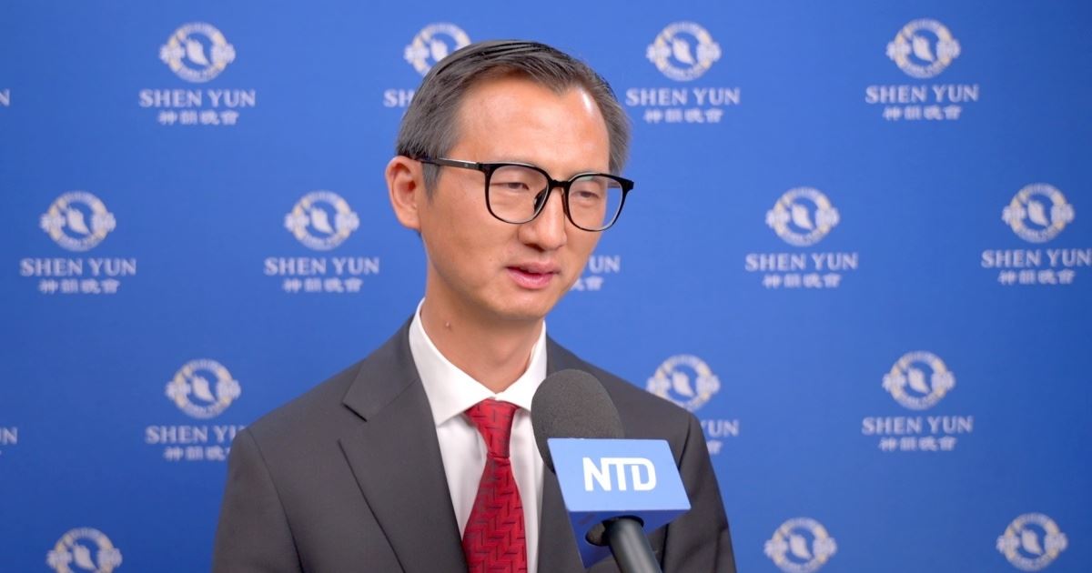 '图9:二零二五年四月三日,来自中国大陆的华人新移民陈善峰在纽约林肯中心观赏了神韵演出。(新唐人电视台)'