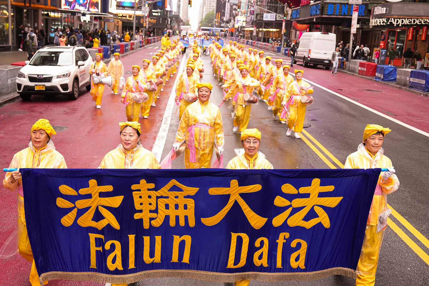 图1~11:二零二五年五月九日,大纽约地区部份法轮功学员汇集在纽约曼哈顿举办盛大游行,庆祝法轮大法弘传世界三十三周年、第二十六届世界法轮大法日暨李洪志师父华诞。