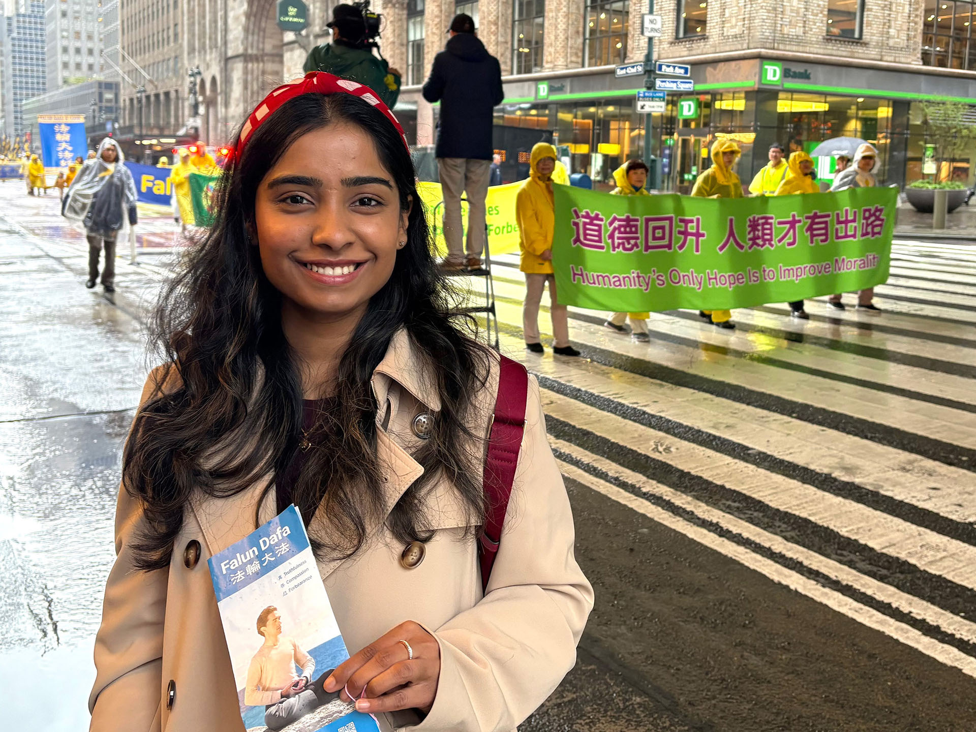 图15:莉查‧贾恩(Richa Jain)是公司的法规事务经理,她观看游行后表示也想学炼法轮功。