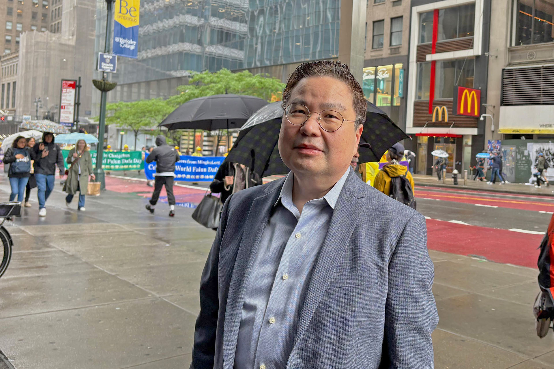 图18:恩尼·辛(Ernie Shin)是纽约一家生物科技公司的老板,他表示法轮功原则对社会有积极作用。