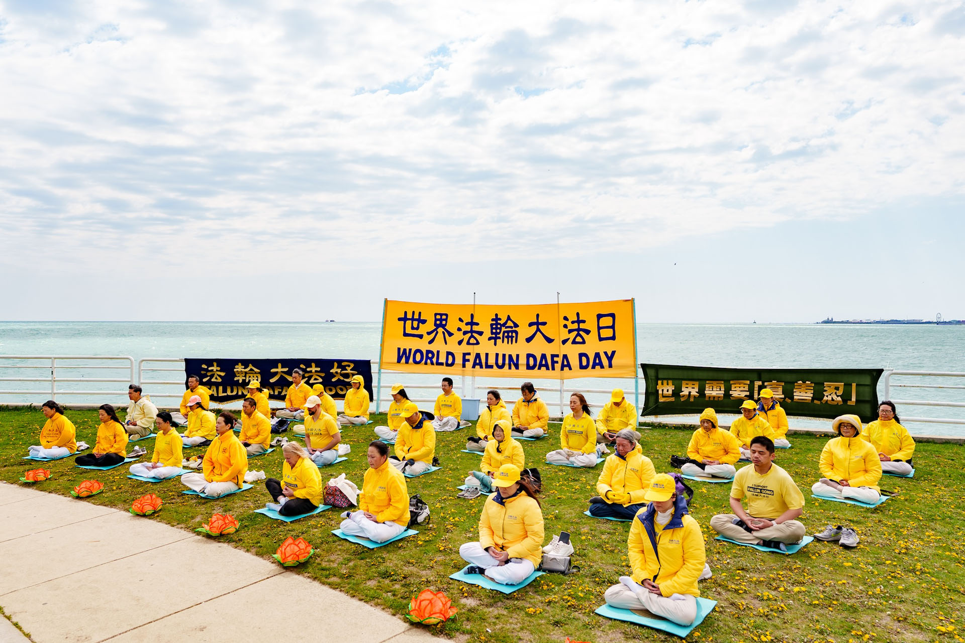 图1~3:二零二五年五月十日,大芝加哥地区部份法轮功学员在芝加哥密西根湖畔集体炼功、表演节目,庆祝世界法轮大法日,恭贺师父华诞。