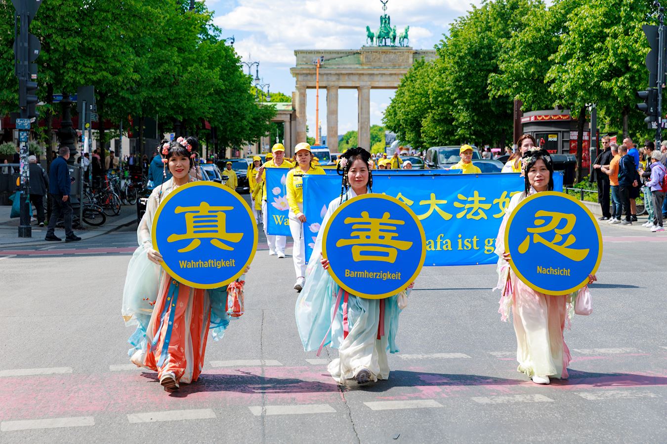 '图1~2:二零二五年五月九日,法轮功学员的游行队伍从柏林勃兰登堡门(Brandenburger Tor)出发。'
