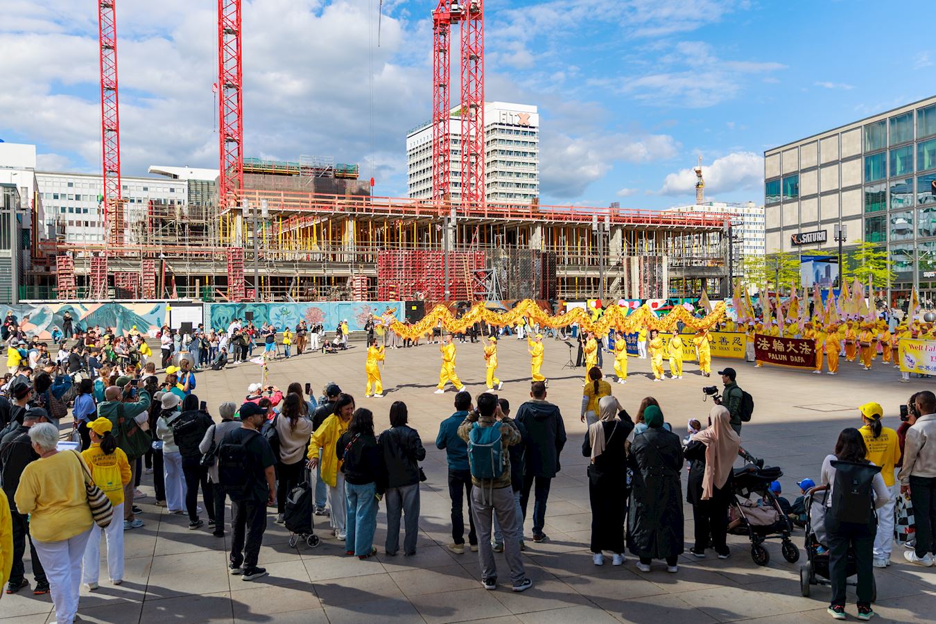 '图9:二零二五年五月九日,法轮功学员在柏林亚历山大广场(Alexanderplatz)集会,庆祝世界法轮大法日。'
