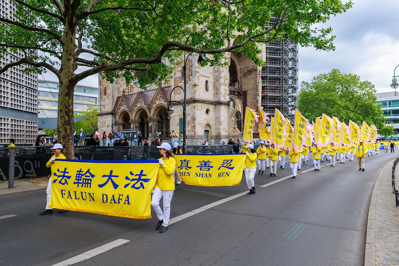 '图10:二零二五年五月十日,法轮功学员庆祝世界法轮大法日。游行队伍路过柏林威廉王纪念教堂(Kaiser-Wilhelm-Gedächtniskirche)。'
