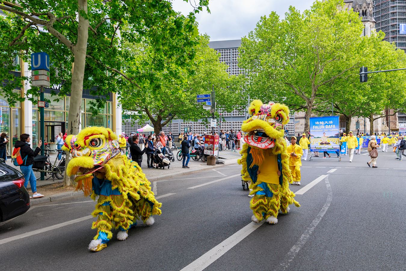 '图15~17:二零二五年五月十日,法轮功学员欢庆世界法轮大法日的游行队伍行进在柏林选帝侯大道(kurfürstendamm)。'