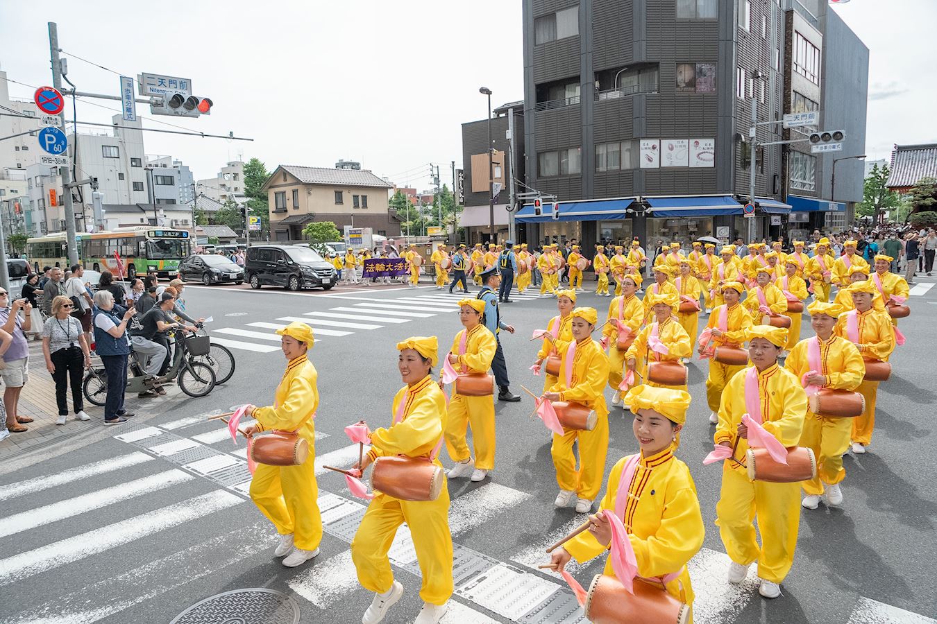 '图1~9:五月十一日,法轮功学员在东京举行游行,欢庆世界法轮大法日'