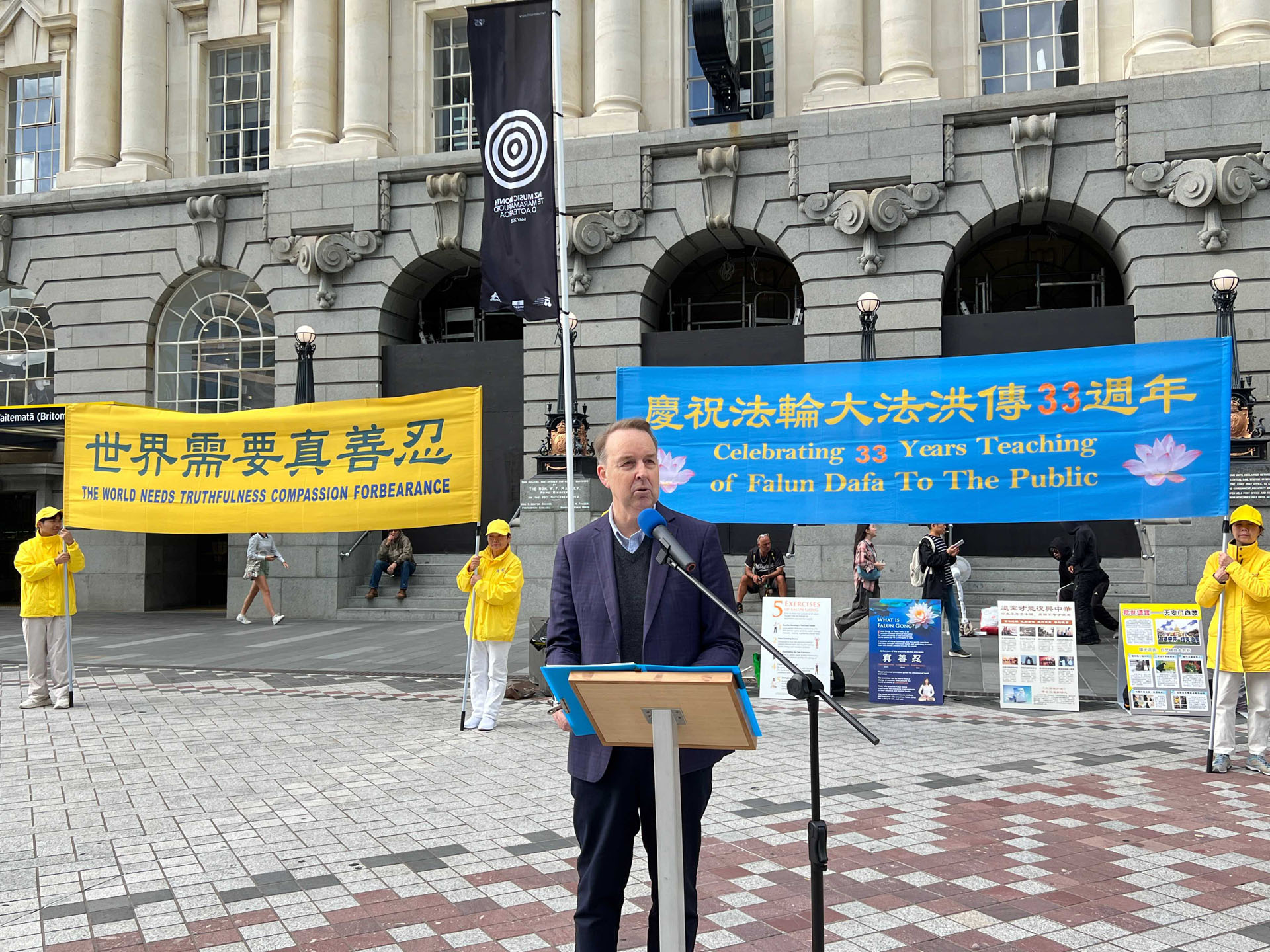 图12:新西兰人权律师凯瑞·高尔(Kerry Gore)在演讲中。