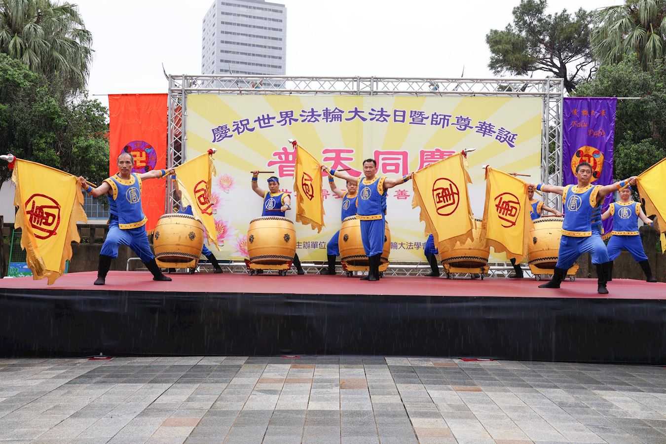 '图3:旗鼓队《雷霆天威》的演出。'