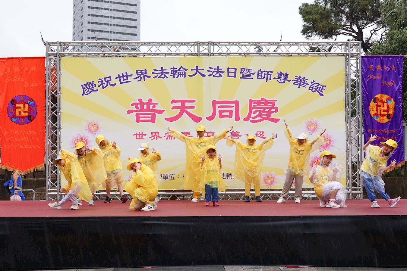 '图5:可爱的大法小弟子舞蹈和背诵《洪吟》诗句。'