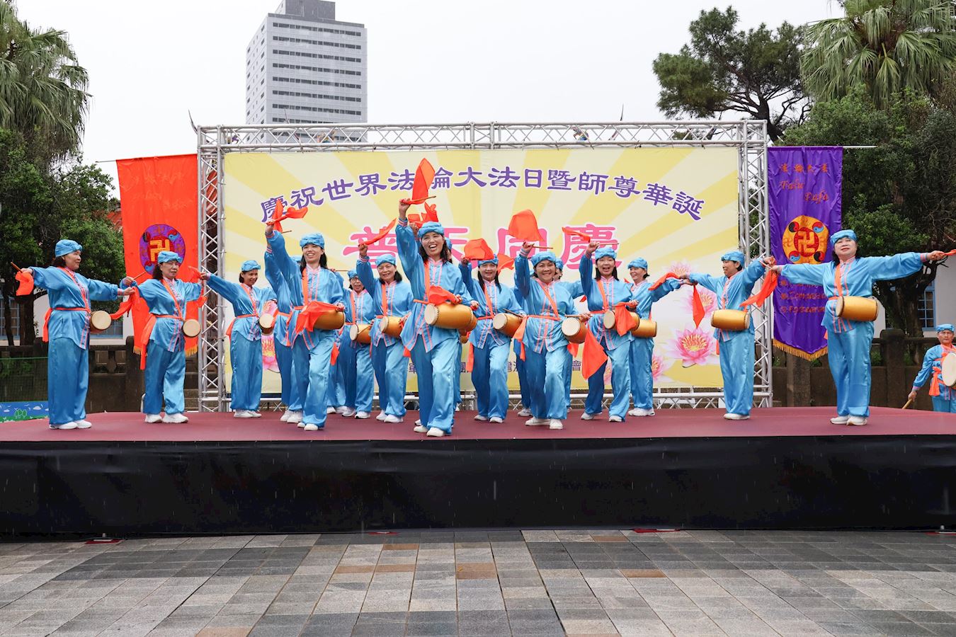 '图6:腰鼓队演奏《欢庆大法日》。'