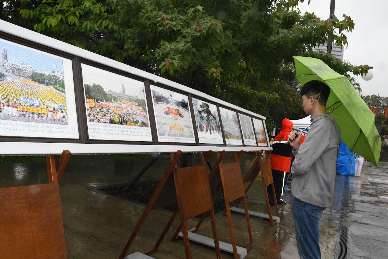 '图9:法轮大法弘传世界图片展。'