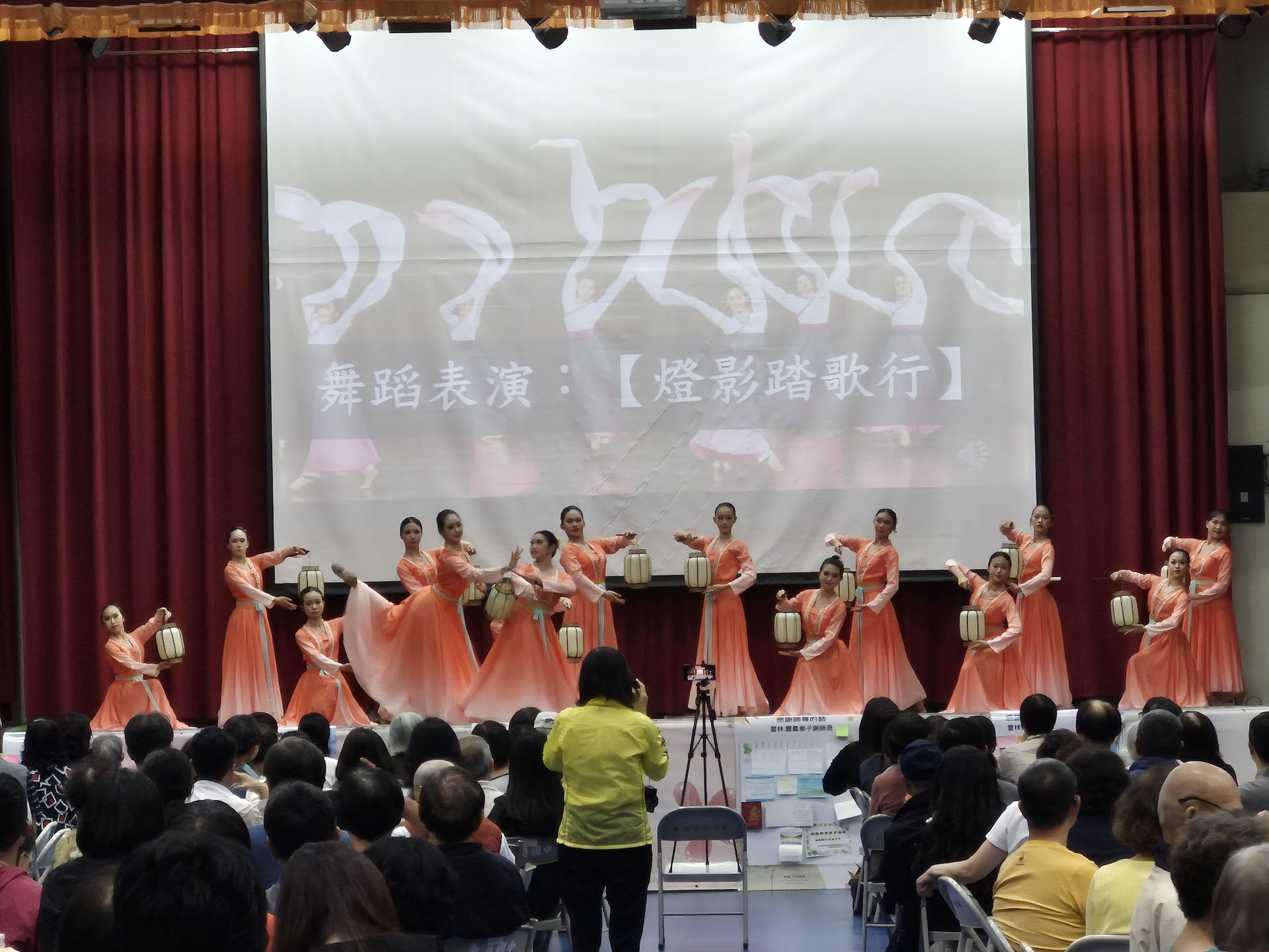 图2:艺术中学表演中国古典舞蹈