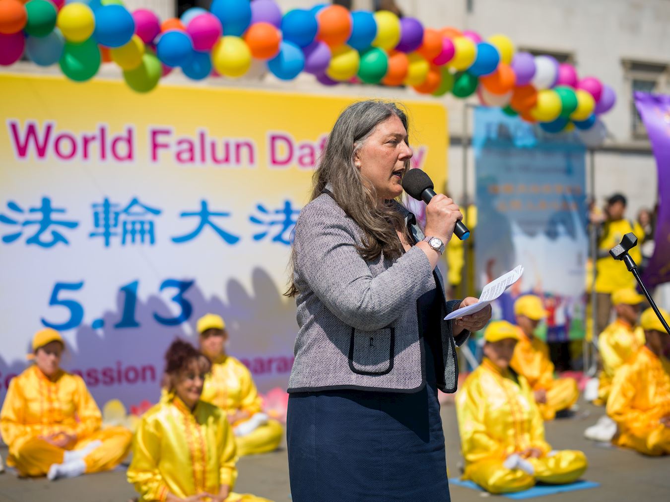 '图12:英国法轮大法佛学会代表卡罗琳(Caroline)认为法轮大法的原理真、善、忍超越了文化的界限。'