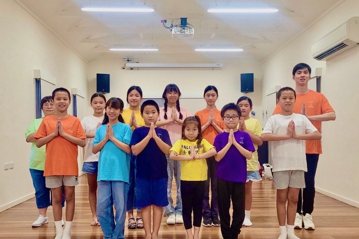 '图7:昆士兰青年法轮功学员恭祝师尊生日快乐!'