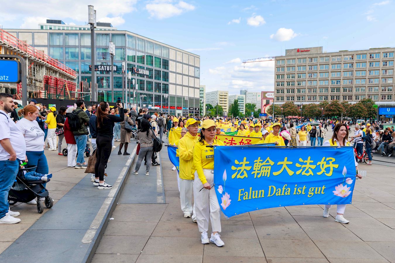 '图2~10:五月九日在布莱登堡门前集会后,法轮功学员在前柏林地区游行,并在柏林大教堂等处定点演讲及演出。'