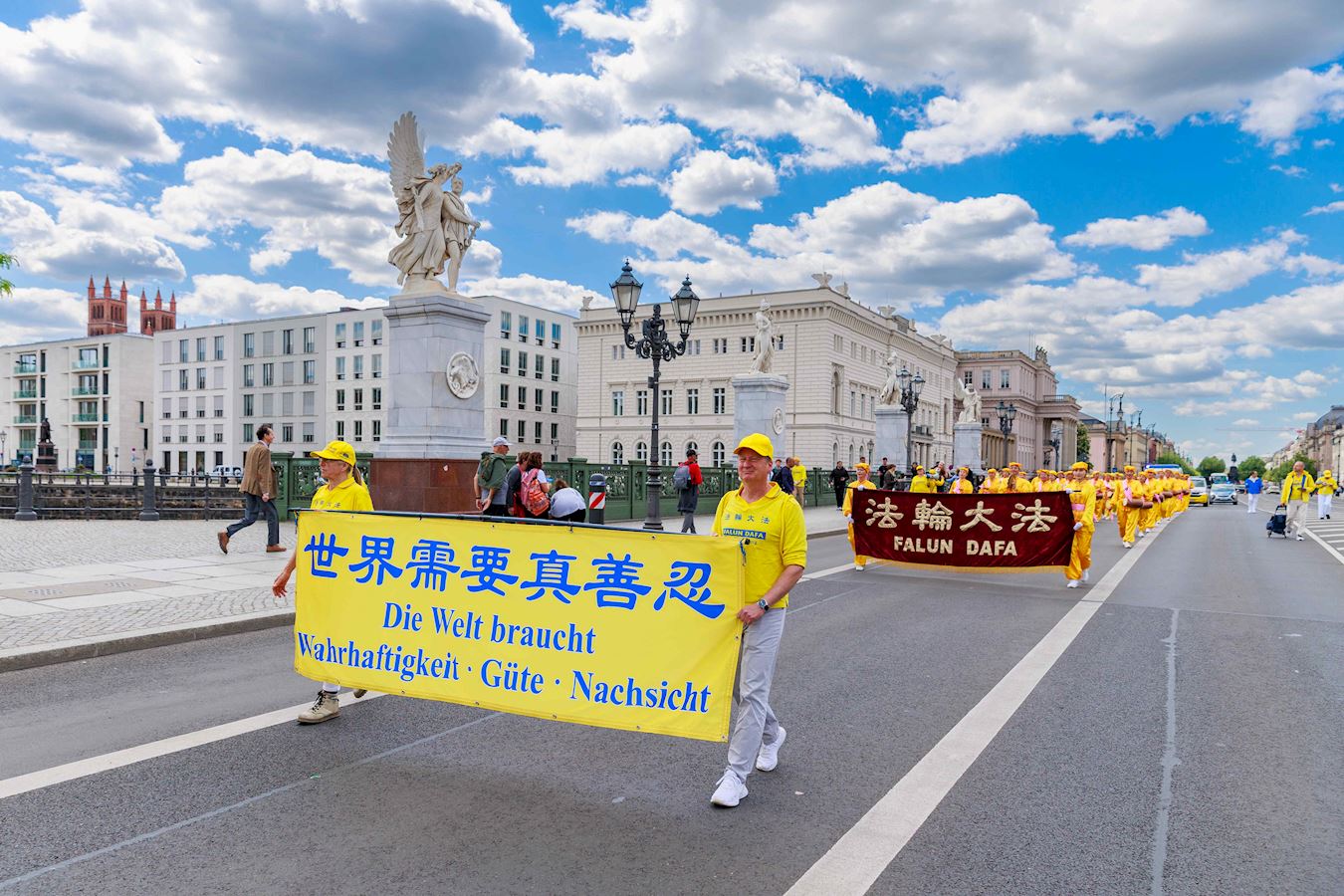 '图14:很多路人全力赞同:世界需要真善忍'