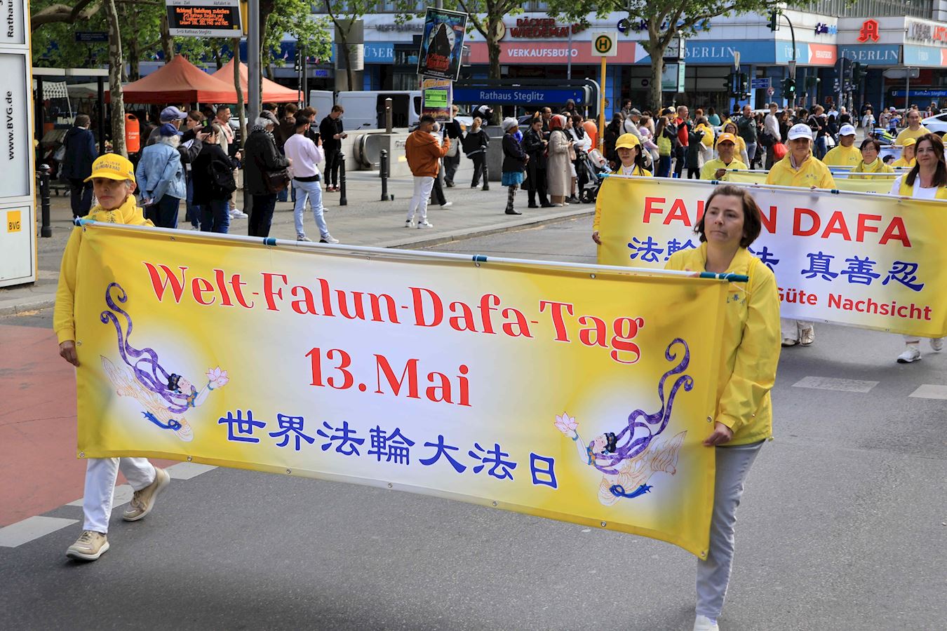'图1~4:五月十日,法轮功学员来到前西柏林地区,游行队伍著名购物街让人知晓法轮大法及真善忍的美好。'