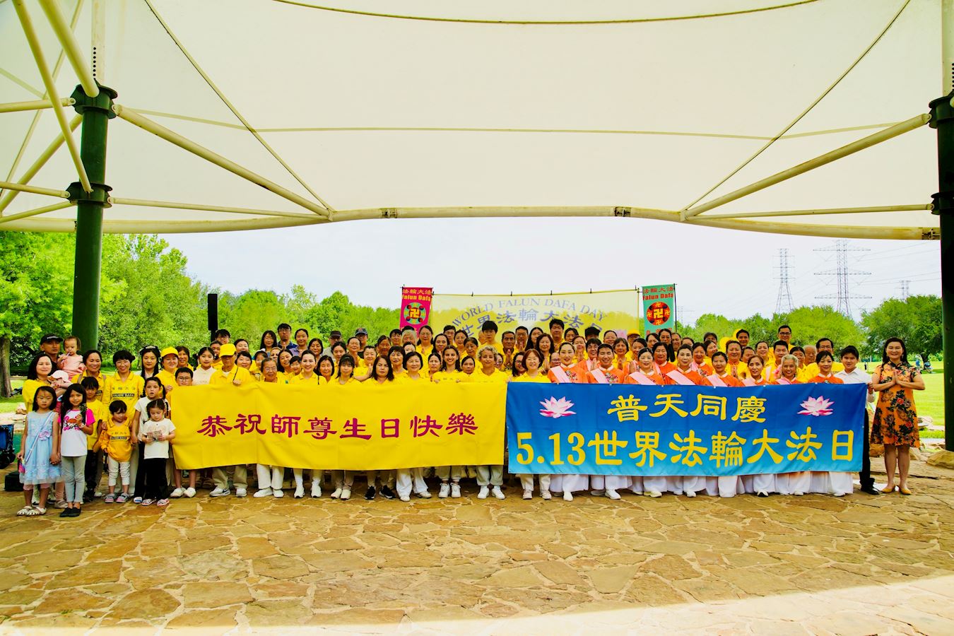 '图3~10:法轮功学员以丰富多彩的文艺表演向民众展现法轮大法的祥和美好,表达对师尊的感恩。'