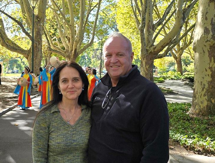 '图20:来自昆州的企业家史蒂夫·汉普顿(Steve Hampton)和太太坦尼娅(Tanya)邂逅法轮大法游行队伍,感到惊喜。'