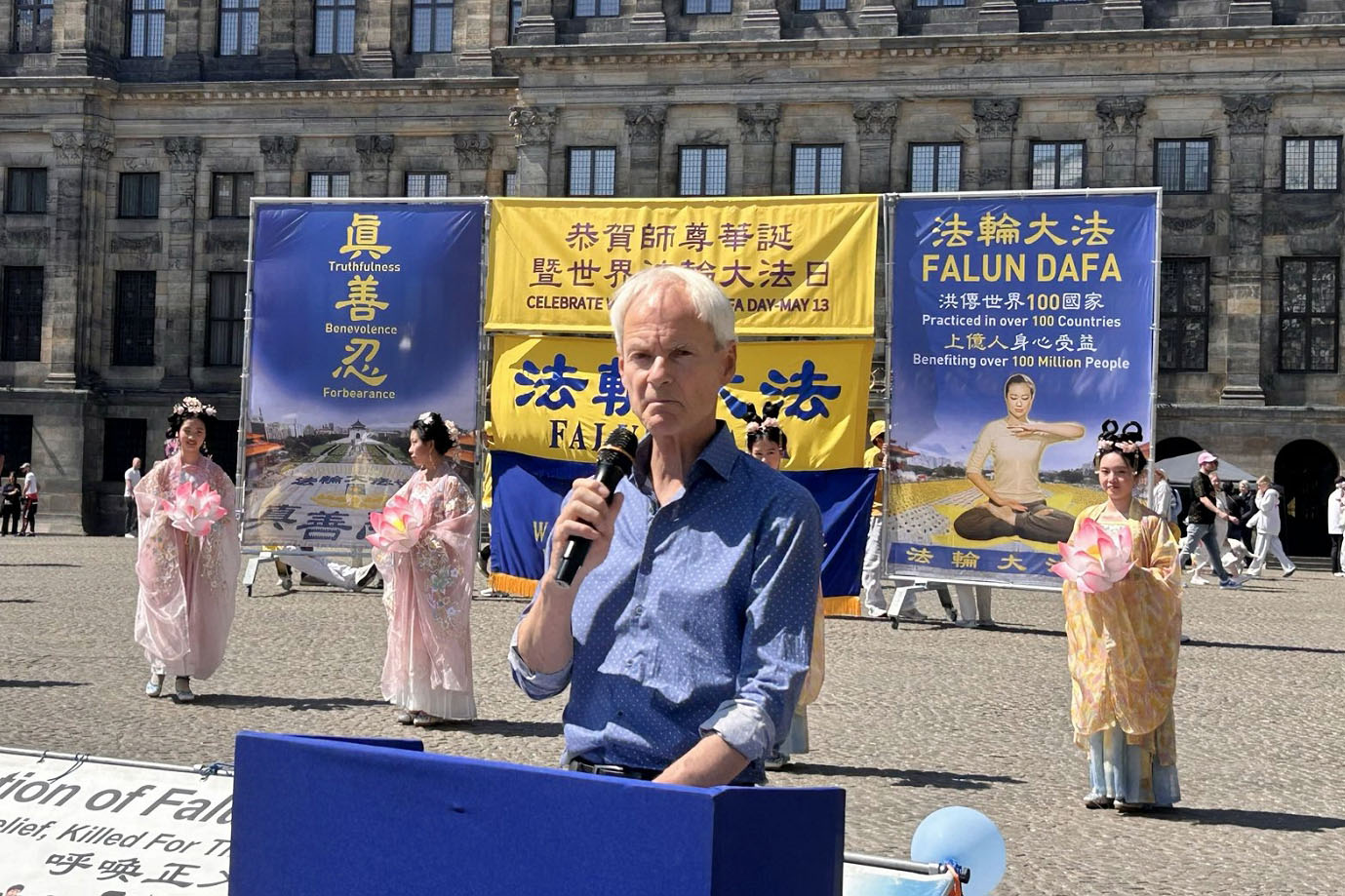 图5:前社会党国会众议院议员亨利·范·博梅尔(Harry van Bommel)在活动现场上发言。