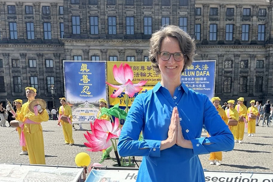 图7:荷兰学员玛瑞卡艾尔特(Marijke Alta)感恩师父。