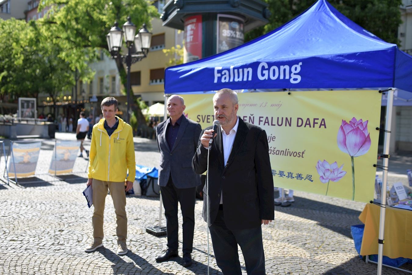 '图5:斯洛伐克国家议会成员翁德雷·多斯塔尔(Ondrej Dostál)在集会中发言'