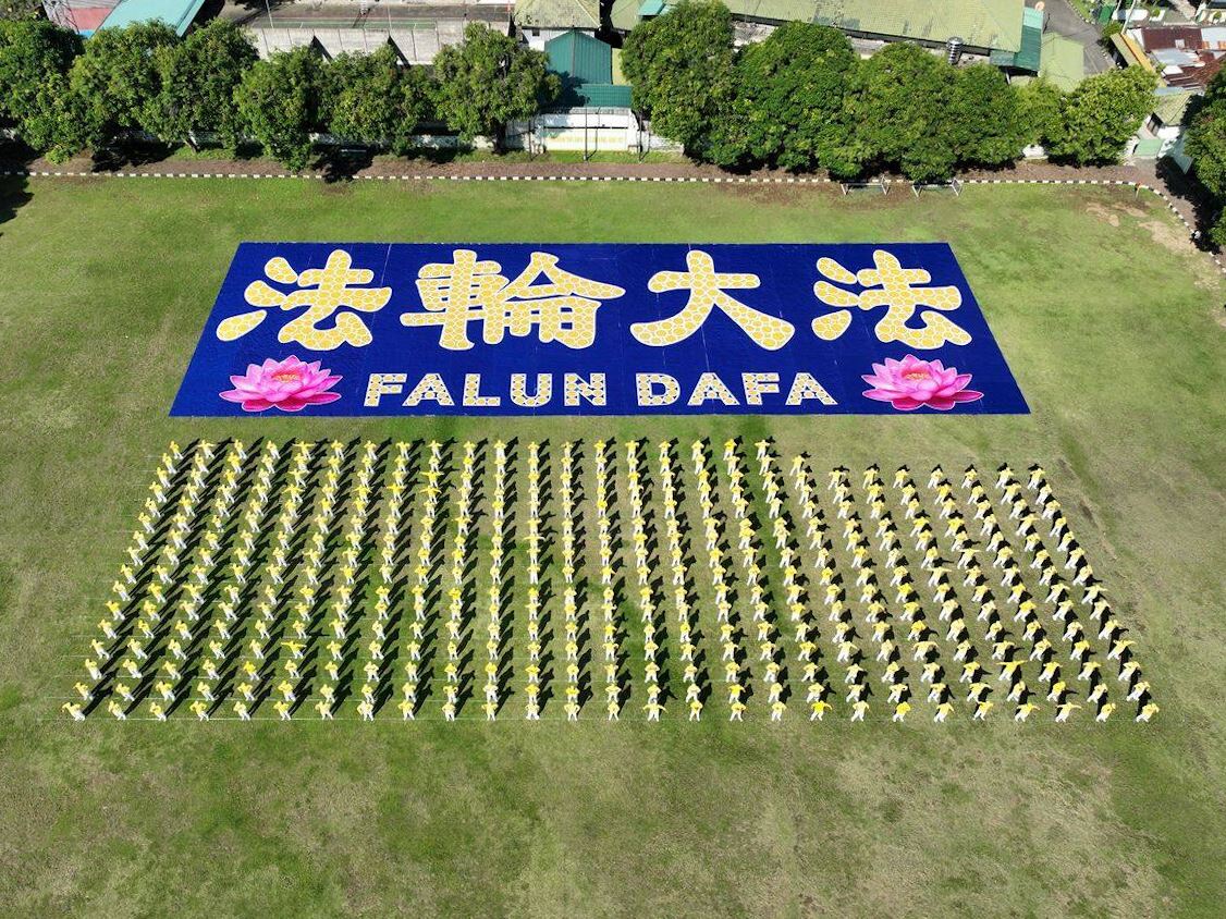 '图1:排字活动前,学员集体炼功'