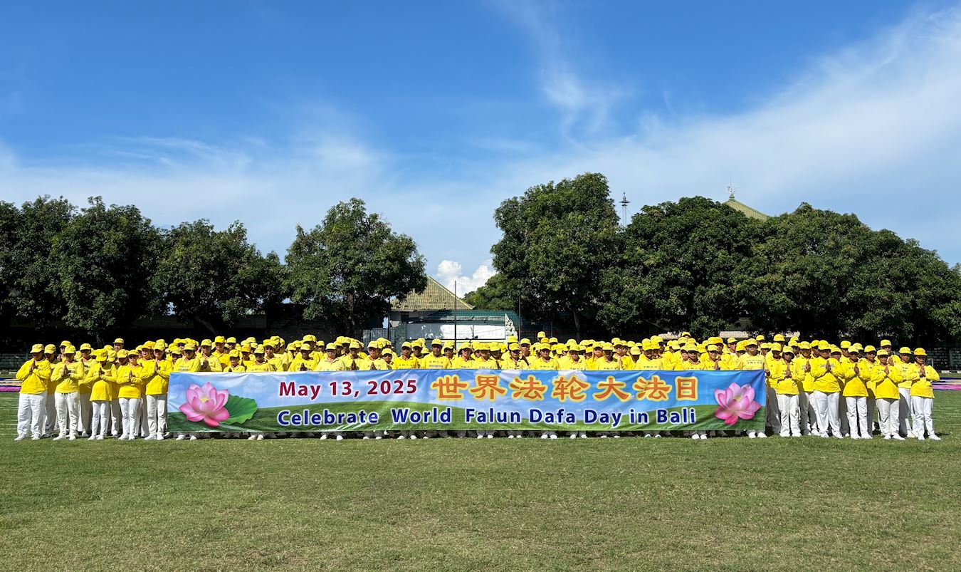 '图7:印尼法轮功学员合影齐贺师尊生日快乐!感恩师父将法轮大法传于世间,带来希望与光明!'