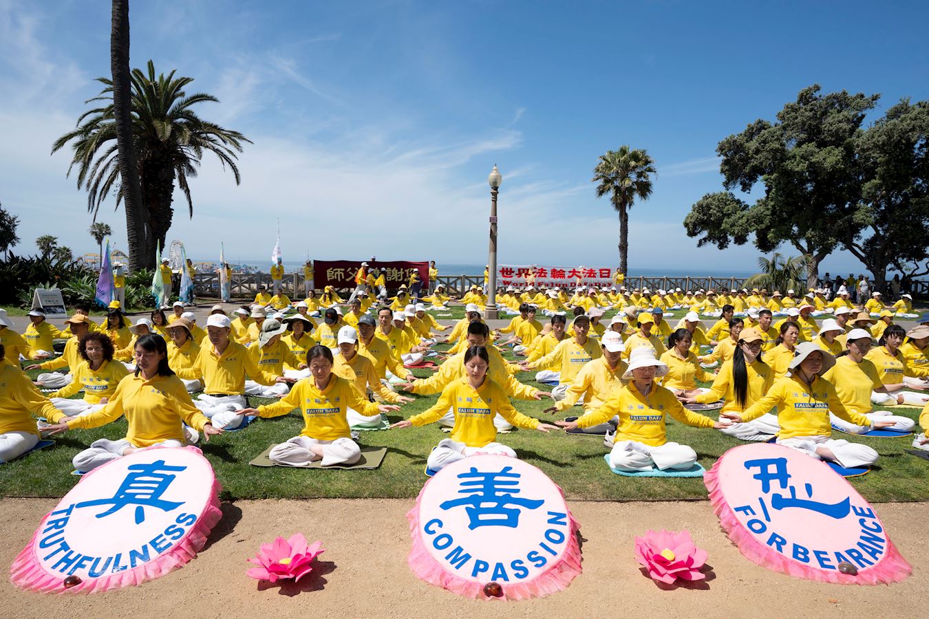 '图1~4:二零二五年五月十一日,洛杉矶部份法轮功学员在旅游胜地圣莫妮卡海滩举行系列活动,欢庆第26届世界法轮大法日,并恭贺李洪志大师华诞。'