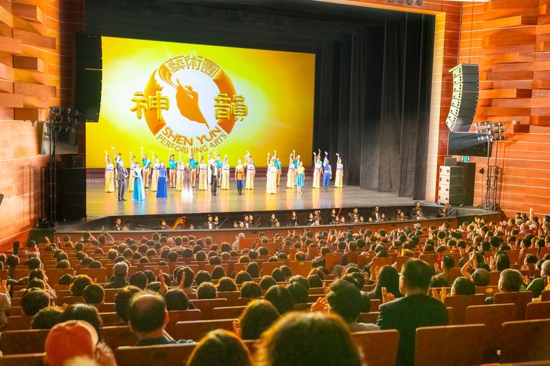 '图1:二零二五年五月一日神韵环球艺术团于大邱市寿城艺术中心开启了韩国的首场演出,当天票房售罄,现场掌声不绝。'