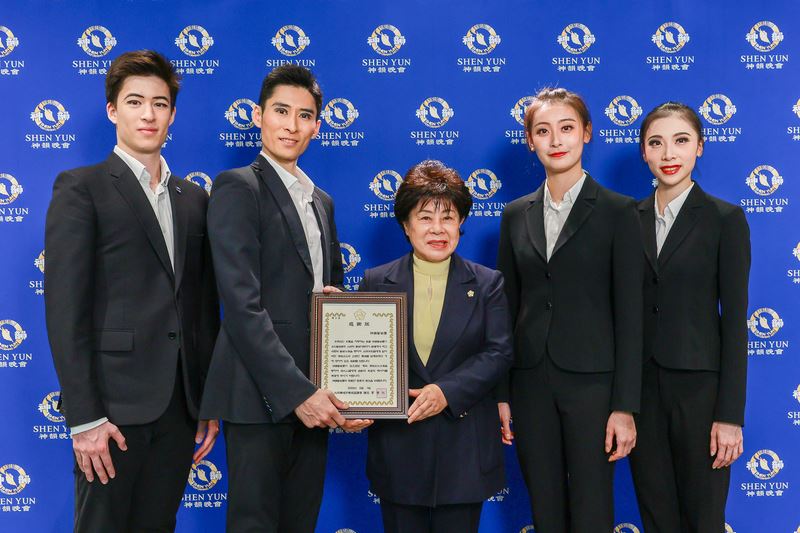 '图5:二零二五年五月一日晚,大邱寿城区议会议长曺奎化在大邱市观赏了神韵演出,并颁发感谢状。图为曺奎化与神韵艺术家合影。(大纪元)'