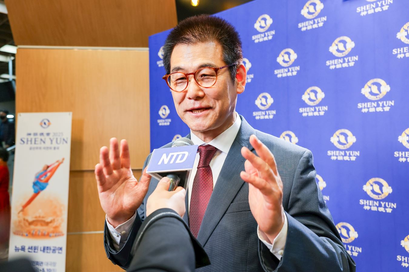 '图8:二零二五年五月九日,韩国首尔市教会总联合会运营委员会事务、牧师朴源泳在果川市观赏了神韵演出。(大纪元)'