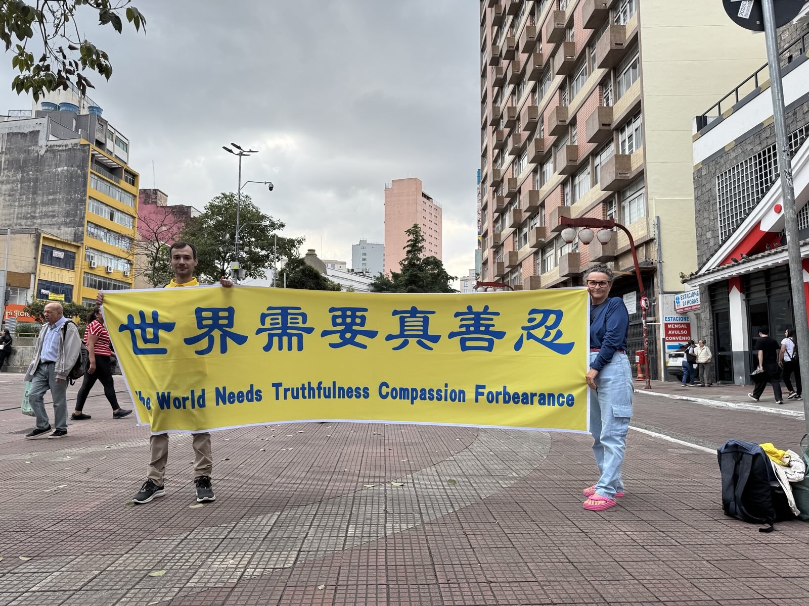 图4:学员们在自由区广场拉横幅讲真相