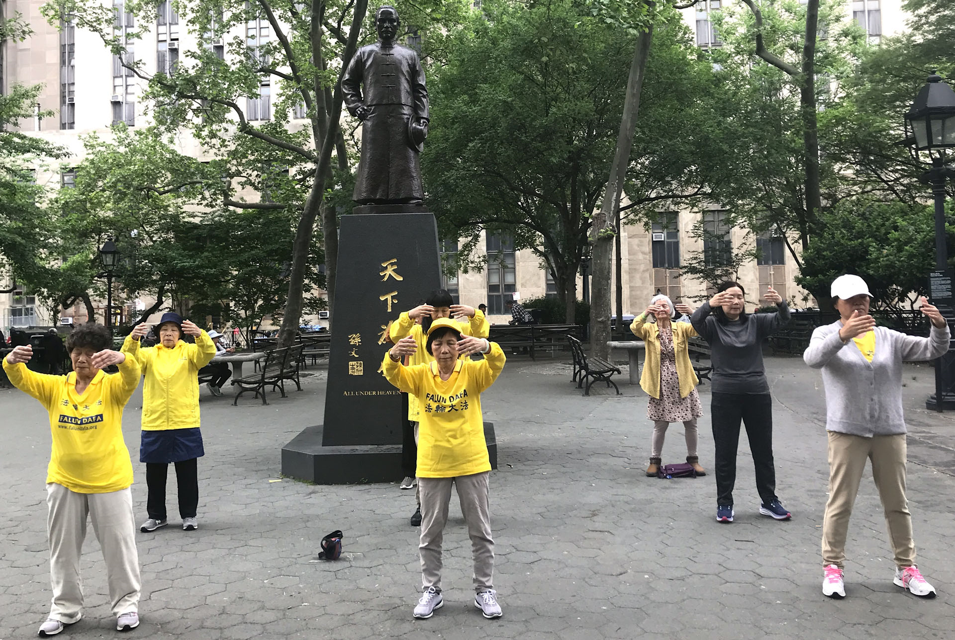 图9:曼哈顿唐人街法轮功学员集体炼功弘法
