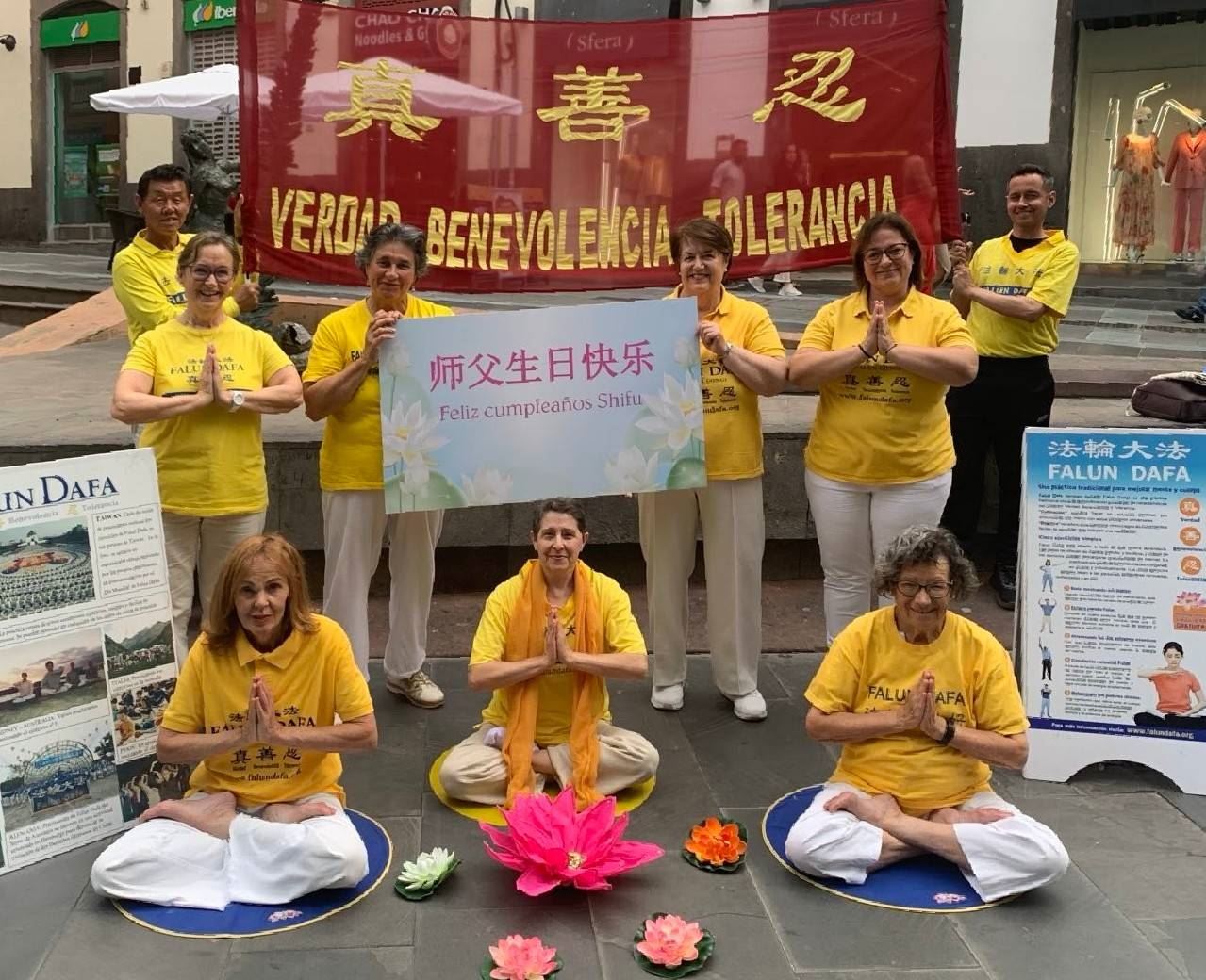 '图1~4:西班牙大法弟子恭祝慈悲伟大的师尊生日快乐'