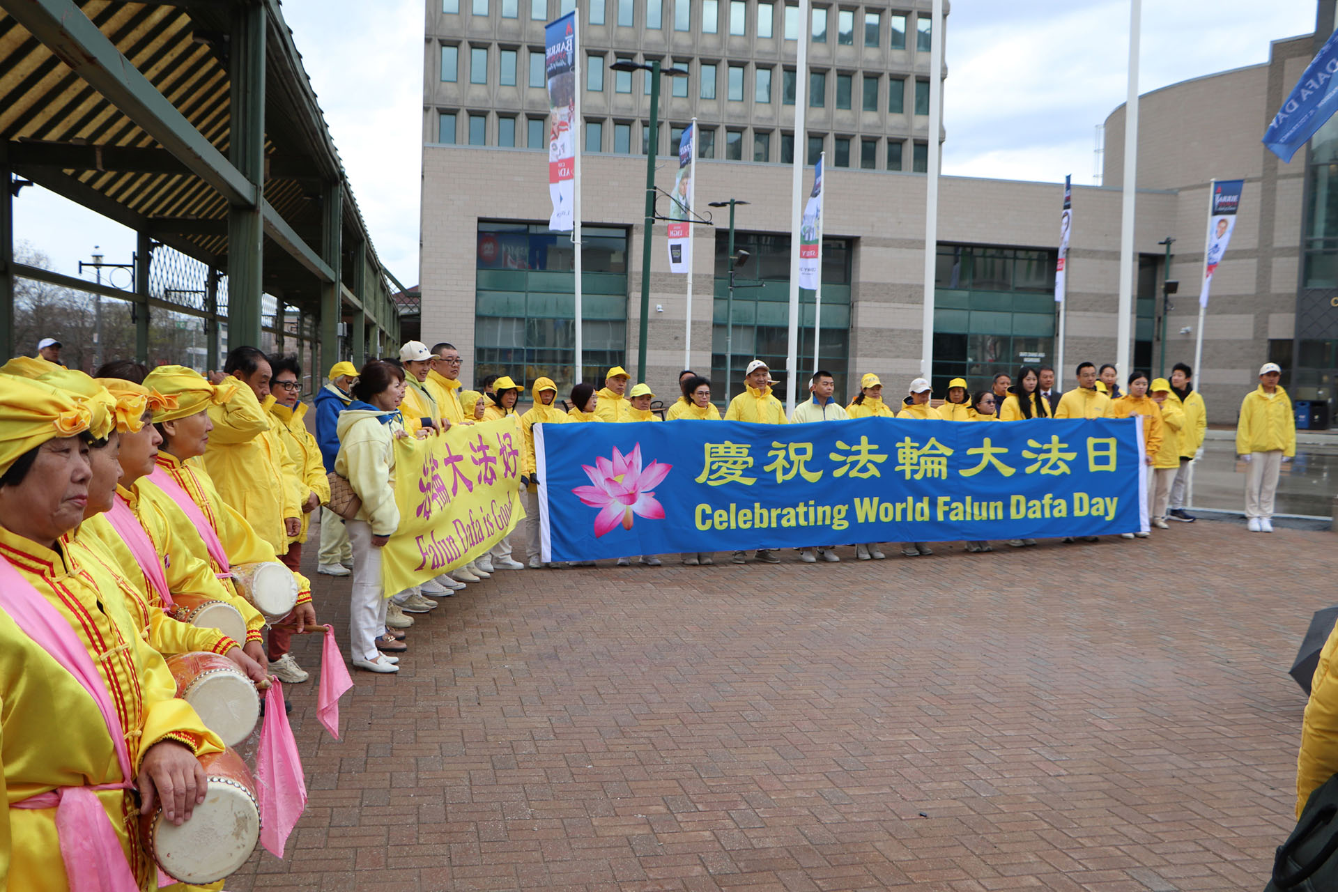 图2:法轮功学员在巴里市政厅前参与升旗庆祝仪式。
