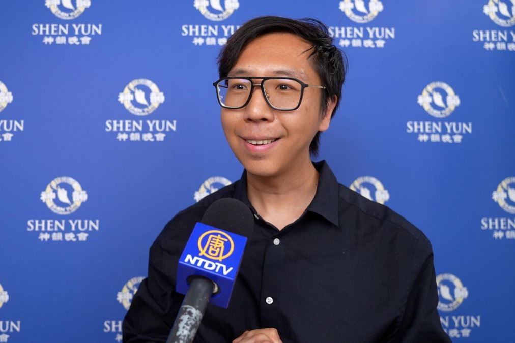 '图5:二零二五年五月十一日下午,中国留学生秦先生在巴黎观赏了神韵演出。(新唐人电视台)'
