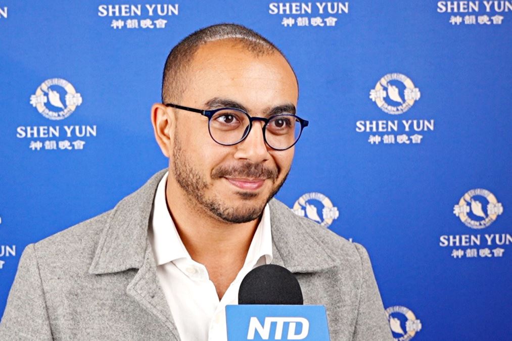 '图14:二零二五年五月五日晚,巴西知名影视制作公司总编辑维克多‧卢西奥‧德‧奥利维拉(Victor Lúcio de Oliveira)在圣保罗观赏了神韵演出。(新唐人电视台)'