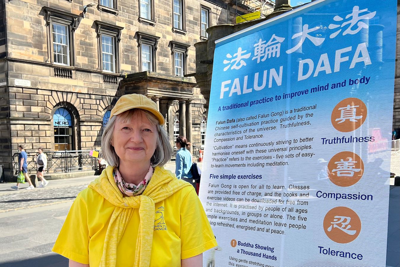 '图12:来自英国北英格兰纽卡斯可的法轮功学员科琳·迪克森(Colleen Dixon)'