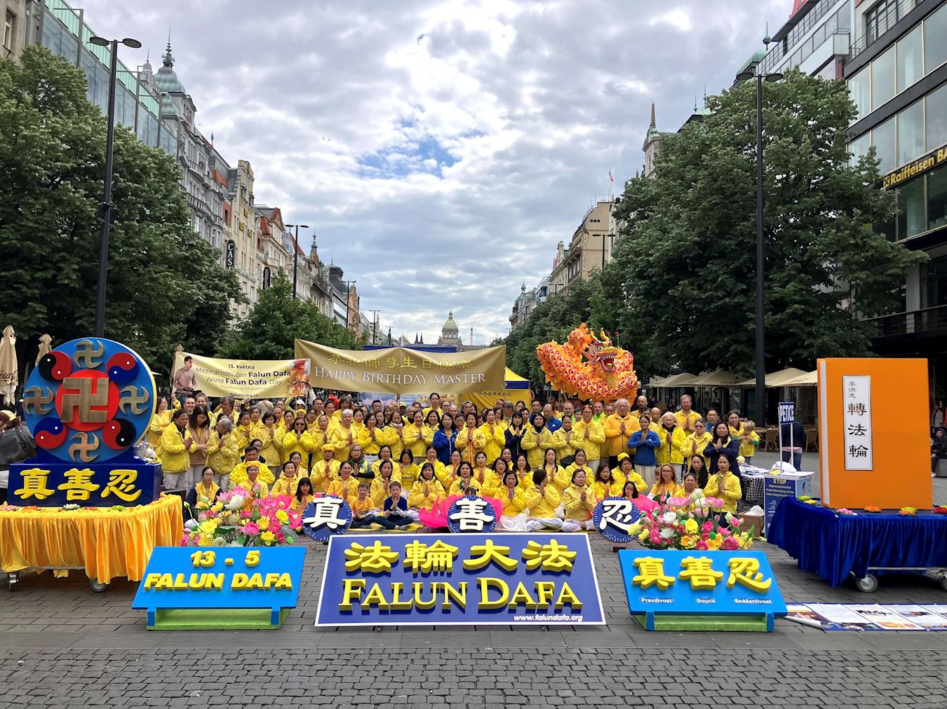 '图1:来自捷克全国及国外的学员齐聚布拉格中心,庆祝第二十六届世界法轮大法日,集体合影,向李洪志先生致以生日问候。'