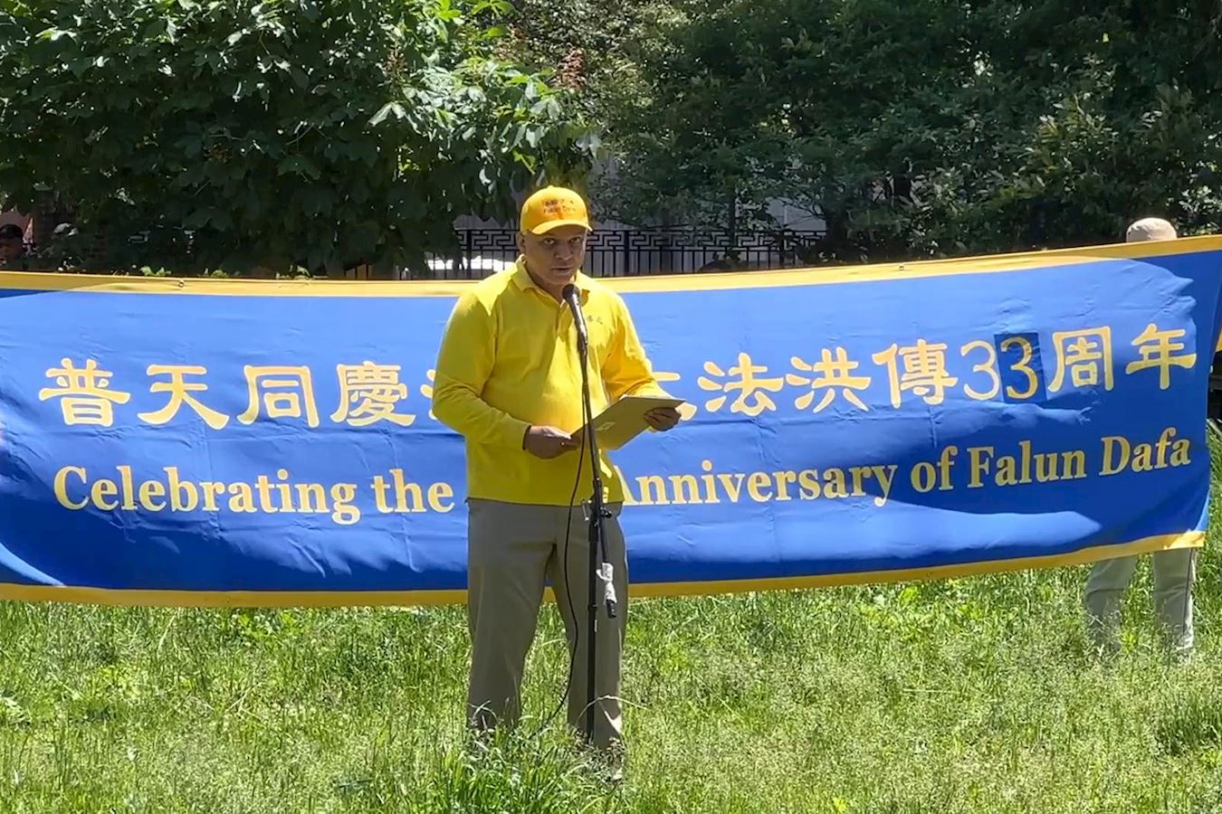 '图10:软件工程师桑托什(Santosh)在集会上分享自己修炼法轮功的体会。'