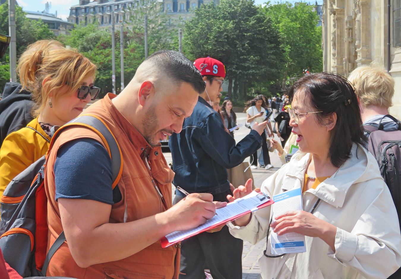 '图3:人们签名支持法轮功学员反迫害。'
