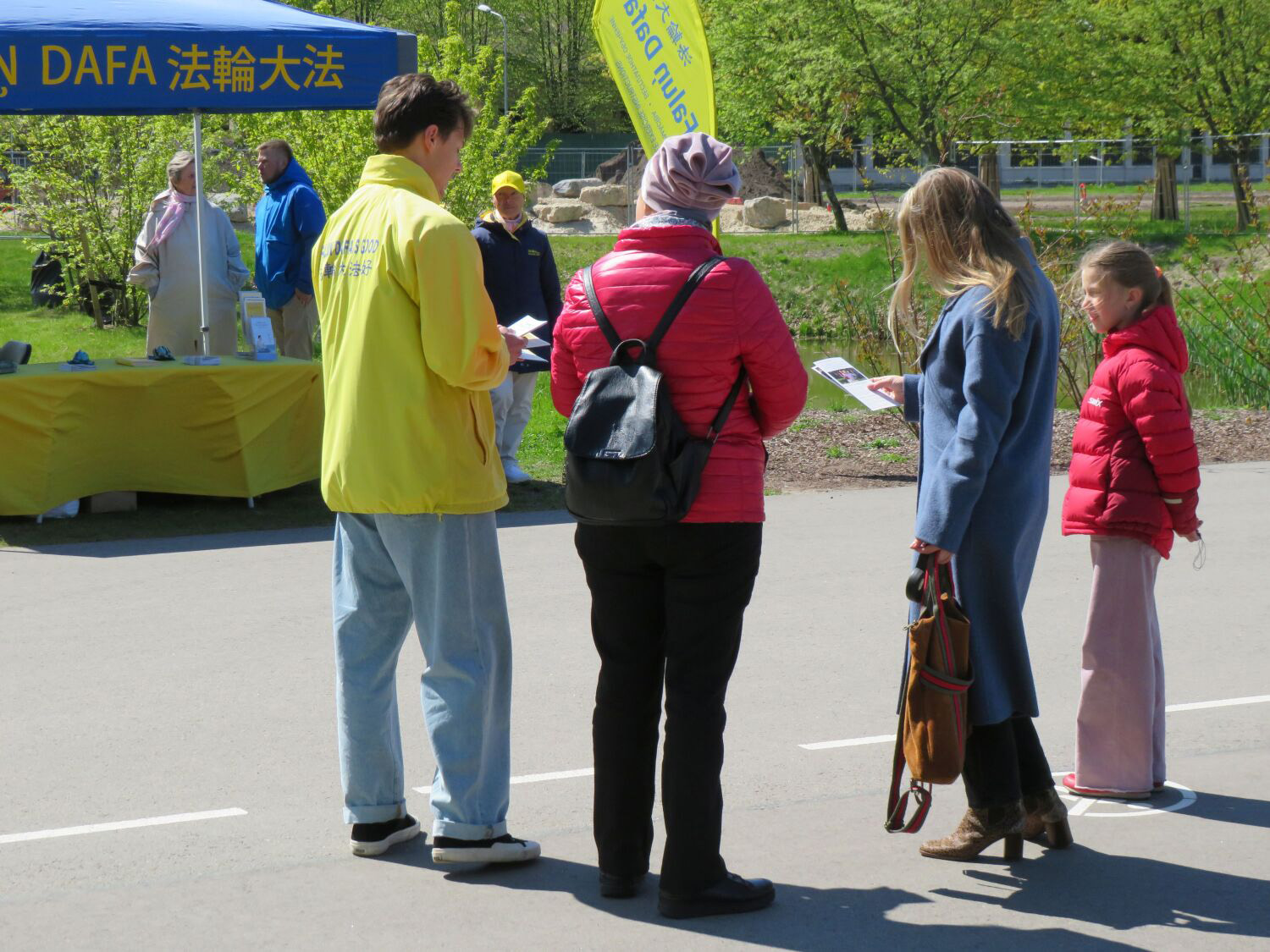 图12:祖孙三代对法轮功很感兴趣。